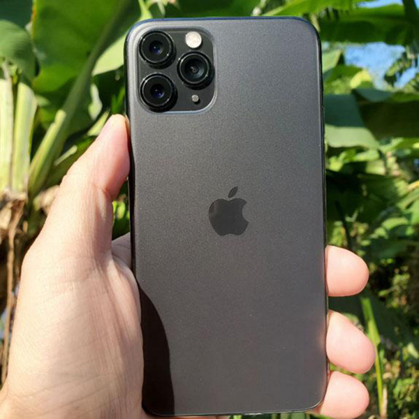 Chiếc iPhone 11 Pro với dung lượng bộ nhớ lớn, màn hình sắc nét, camera chất lượng cao và sự đột phá trong công nghệ chip A13 Bionic đang tạo ra cơn sốt trong giới công nghệ. Hãy xem hình ảnh để tìm hiểu thêm về một trong những sản phẩm được mong đợi nhất của Apple.